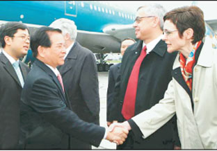 Đại diện Bộ Ngoại giao Thụy Sĩ đón
Chủ tịch nước Nguyễn Minh Triết tại 
sân bay quốc tế ở TP Du-Rích.