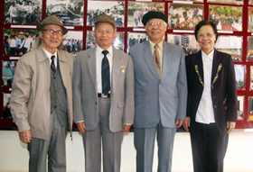 Vợ chồng ông Cẩn, bà Tính (bên phải) cùng các cựu sỹ quan bảo vệ Bác Hồ và các đồng chí Bộ Chính trị tiền bối.