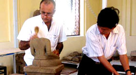 Chuyên gia Pháp giúp bảo quản hiện vật tại Bảo tàng Điêu khắc Chăm Đà Nẵng.