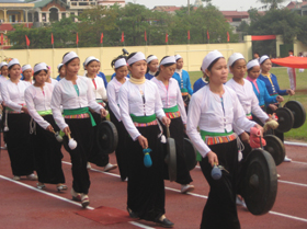 Các thiếu nữ Mường Thàng biểu diễn hoà tấu cồng chiêng trong ngày hội.