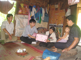 Lãnh đạo Sở GTVT và Báo GTVT tặng quà cho gia đình chính sách xã Đồng Nghê.