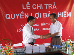 Đại diện văn phòng Tổng đại lý BHNT- Dai-ichi tại Hòa Bình trao 10 suất quà cho học sinh có hoàn cảnh khó khăn tại trường tiểu học xã Ân Nghĩa