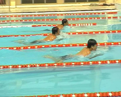 Các VĐV tranh tài ở nội dung bơi tự do nam trẻ 50m