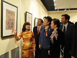 Phó Chủ tịch nước Nguyễn Thị Doan, Thứ trưởng Bộ Văn hóa Trung Quốc Triệu Thiếu Hoa cùng các đại biểu xem giới thiệu về tập thơ “Nhật ký trong tù”.