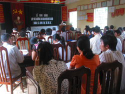 Đảng viên đảng bộ xã Trung Hòa tham gia học tập, nghiên cứu bồi dưỡng kiến thức