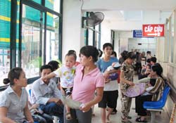 Nhiều trẻ đến khám tại Khoa Cấp cứu Bệnh viện Nhi Trung ương


