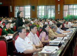 Các đại biểu QH thảo luận tại hội trường
