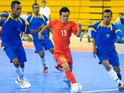 Cầu thủ tuyển futsal Việt Nam (áo đỏ) trong một pha đi bóng. Ảnh minh họa.