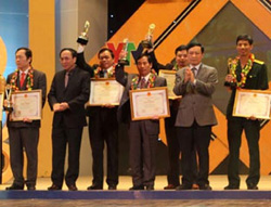 Kỹ sư Phạm Tài (người đứng giưa) tại lễ trao giải VIFOTEC 2009