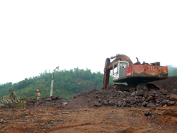 Công nhân Công ty CP Đức Thái - ĐHC Hòa Bình vận hành máy khai thác quặng sắt