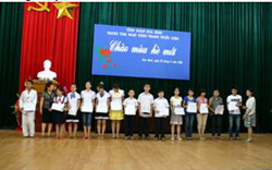 14 em học sinh giỏi năm học 2009-2010 tại Trung tâm HĐTTN tỉnh được nhận học bổng