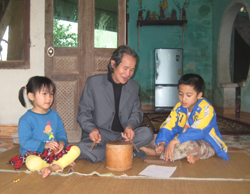 Nghệ sĩ Minh Sáng dạy các cháu hát chèo