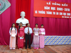 Đại diện trường THPT chuyên Hoàng Văn Thụ trao thưởng cho các giáo viên giỏi năm học 2009 - 2010