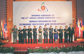 Thủ tướng Nguyễn Tấn Dũng với các
Đại biểu dự Hội nghị bộ trưởng lao động 
Asean lần thứ 21