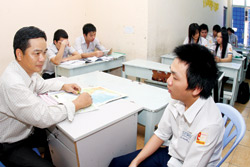 Giáo viên Phạm Công Minh - trường THPT dân lập Hồng Hà, Q.Phú Nhuận, TP.HCM đang tra bài môn Địa lý cho học sinh lớp 12A2 (ảnh chụp ngày 22.5)