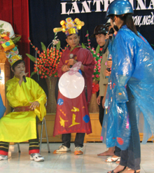 Đoàn thanh niên huyện Lương Sơn tuyên truyền kiến thức CSKSS vị thành niên thông qua hình thức sân khấu hoá.