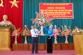 Đồng chí Doãn Mậu Diệp, Phó Bí thư Tỉnh ủy tặng hoa chúc mừng hội nghị