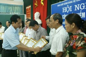Lãnh đạo Đảng ủy Khối các cơ quan tỉnh tặng giấy khen cho các tập thể