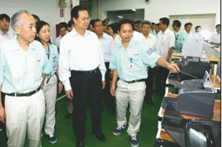 Thủ tướng Nguyễn Tấn Dũng thăm
công ty Canon Việt Nam tại
huyện Quế Võ (Bắc Ninh).