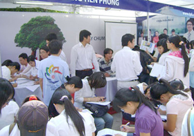 Sinh viên tham gia một buổi tuyển dụng việc làm.

