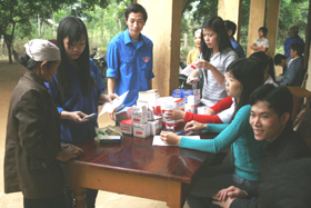 Nhờ xã hội hóa phong trào đền ơn đáp nghĩa, nhiều hộ gia đình huyện Lạc Sơn đã được quan tâm chăm sóc, khám chữa bệnh miễn phí.
