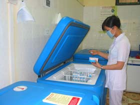 Vắc xin quai bị được lưu trữ và bảo quản lạnh tại trung tâm YTDP tỉnh.