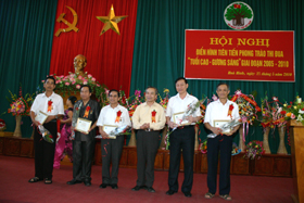 Các đồng chí lãnh đạo nhận Kỷ niệm chương “ Vì sự nghiệp NCT” của T.Ư Hội NCT Việt Nam.
 
