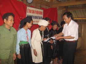 UBMT Tổ quốc tỉnh tặng quà cho các hộ nghèo xã Đồng Chum (Đà Bắc).