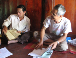 Các thành viên của mạng lưới VTIK thảo luận về tầm quan trọng của việc bảo tồn và phát triển chữ viết dân tộc Tày