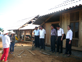 Đ/c Đinh Duy Sơn, Phó Chủ tịch HĐND cùng các thành viên trong đoàn công tác thăm hỏi các hộ di dân tái định cư tại đội 2, xã Bảo Hiệu.
