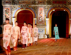 Lễ hội áo dài - một trong những nét đẹp của các kỳ Festival Huế.
