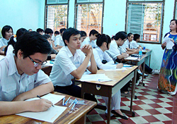 Học sinh làm bài thi tại trường THPT Chuyên Lê Hồng Phong
