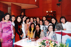 GS.TSKH. Phạm Thị Trân Châu (người ngồi ngoài cùng bên phải) tại Lễ Kỷ niệm 25 năm giải thưởng Kovalevskaia Việt Nam (2010).