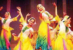 Tiết mục múa “Hạt thóc vàng” của Nhà hát Ca Múa Nhạc Trung ương biểu diễn