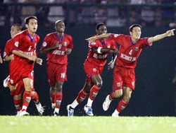 Becamex Bình Dương đang bay cao ở ngôi đầu V-League 2010.
