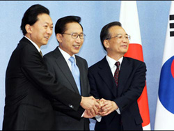 Tổng thống  Hàn Quốc Lee Myung-bak (giữa), Thủ tướng Nhật Yukio Hatoyama (trái) và Thủ tướng Trung Quốc Ôn Gia Bảo trước hội nghị ba bên