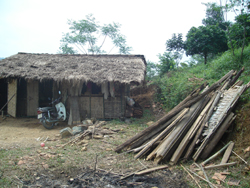 Nhà của gia đình anh Nguyễn Văn Chính ở xóm Mon ở xã Phúc Tiến vừa dựng lại sau lốc xoáy