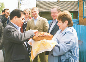 Chủ tịch nước Nguyễn Minh Triết thăm
gia đình anh A-Lếch-Xan-Đơ Gơ-Ri-Sa-Nốp 
ở thị trấn Bê-Gôm-Lơ, tỉnh Vi-Chép làm 
kinh tế nông nghiệp giỏi