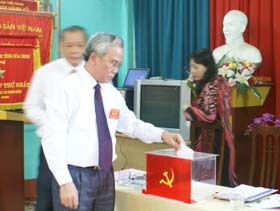 Đảng viên chi bộ UBKT Tỉnh ủy bỏ phiếu bầu BCH khóa mới