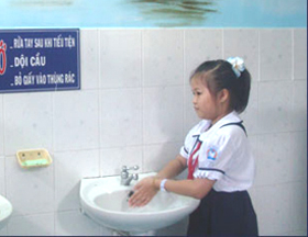 Các công trình vệ sinh vừa đưa vào bàn giao sử dụng đều được xây dựng theo quy mô nhà vệ sinh tự hoại kiên cố.