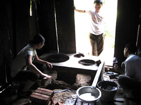Người dân xã Pà Cò xây dựng bếp cải tiến tiết kiệm củi