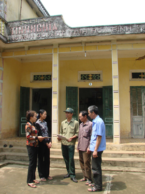 Người dân Thung Trâm (Hưng Thi) vẫn thường đến thăm ngôi nhà của gia đình anh hùng liệt sĩ Bùi Văn Nê và cùng kể chuyện về những chiến công của anh trong kháng chiến chống Mỹ.