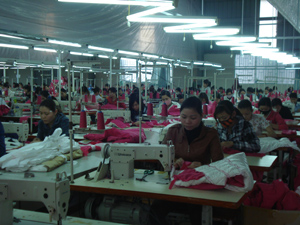 Công ty may XNK SMA Việt - Hàn, phường Chăm Mát (TPHB) tạo việc làm cho 460 công nhân với thu nhập bình quân trên 2 triệu đồng/người/tháng.