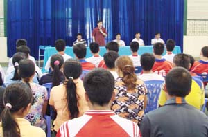 Đồng chí Bùi Văn Cửu, Phó Chủ tịch UBND tỉnh phát biểu động viên các HLV, VĐV chuẩn bị tham dự hội thi.