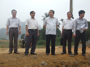 Lãnh đạo huyện Yên Thủy kiểm tra chất lượng thi công dự án hồ Nhâm, xã Yên Lạc.