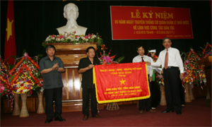 Thay mặt lãnh đạo UBND tỉnh, đồng chí Bùi Ngọc Đảm, Phó Chủ tịch TT UBND tỉnh trao cờ lưu niệm cho ngành dân tộc tỉnh.