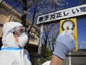 Kiểm tra nồng độ phóng xạ gần khu vực nhà máy Fukushima 1.