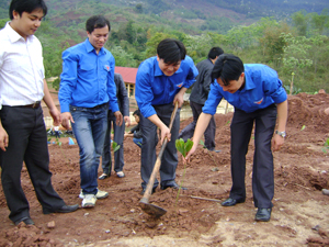 ĐV - TN Khối các cơ quan tỉnh tham gia hoạt động tình nguyện tại xã Bao La (Mai Châu)