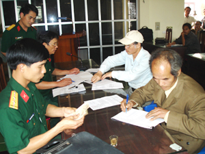 Ban chỉ đạo 142 huyện Lương Sơn chi trả chế độ trợ cấp cho các đối tượng được hưởng theo Quyết định 142.