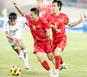 Minh Phương (phải) và Thành Lương (giữa), 2 trong 5 ứng viên lọt vào vòng chung kết của cuộc bầu chọn dành cho nam.